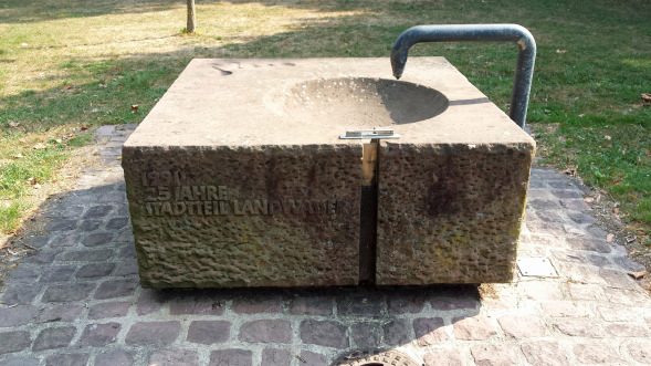 Brunnen am Moosweiher, Geschenk der Stadt zum 25-jährigen Jubiläum Landwassers.
