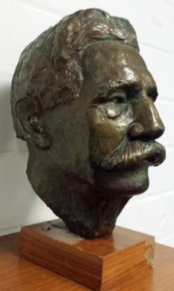 „Albert Schweitzer“, Bronzeplastik von Franz Gutmann